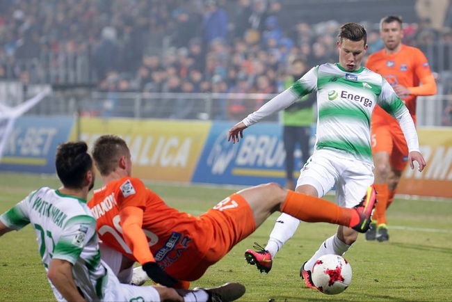 以及在狭小 以及在狭小